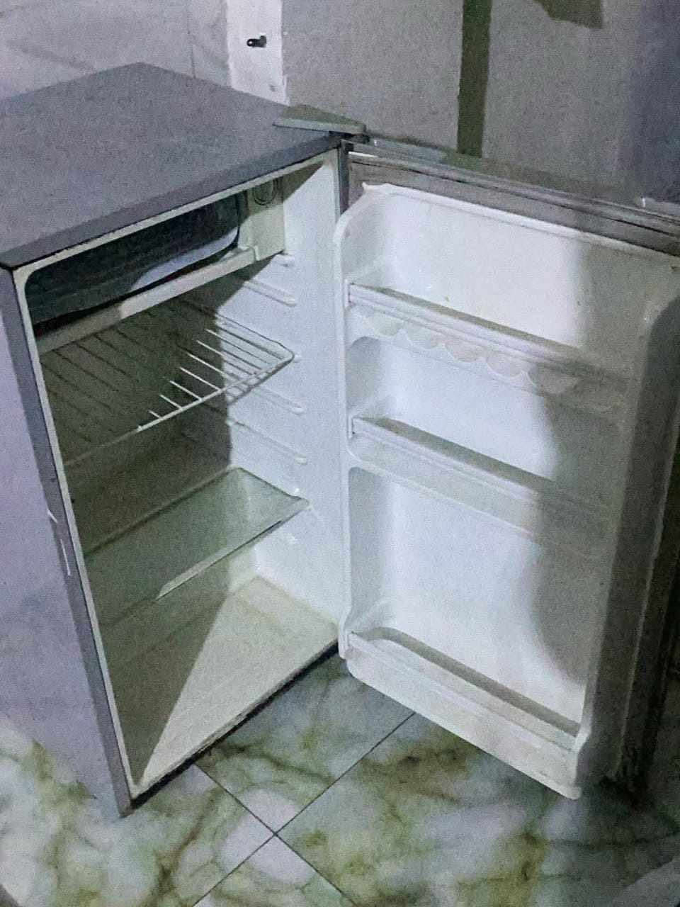 السلام عليكم ثلاجه نضيفه مثل ما موضح بل صور تبريد ثلج بس عطل بيهة الأوتوماتيك تجي تفحص وموطور شغال سعر ٣٥ألف وبيهةمجال حك الجيه  ***********
