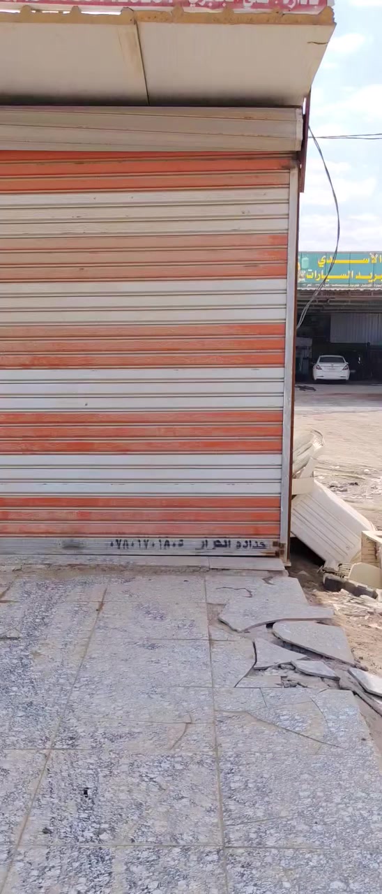 السلام عليكم .
محل للبيع جاهز ونضيف الارضيه سيراميك وكهرباء..   المحل مكانه الفضلية على الشارع العام قرب محطه توزيع الكهرباء الجديدة .. السعر خاص
الاستفسار ***********
