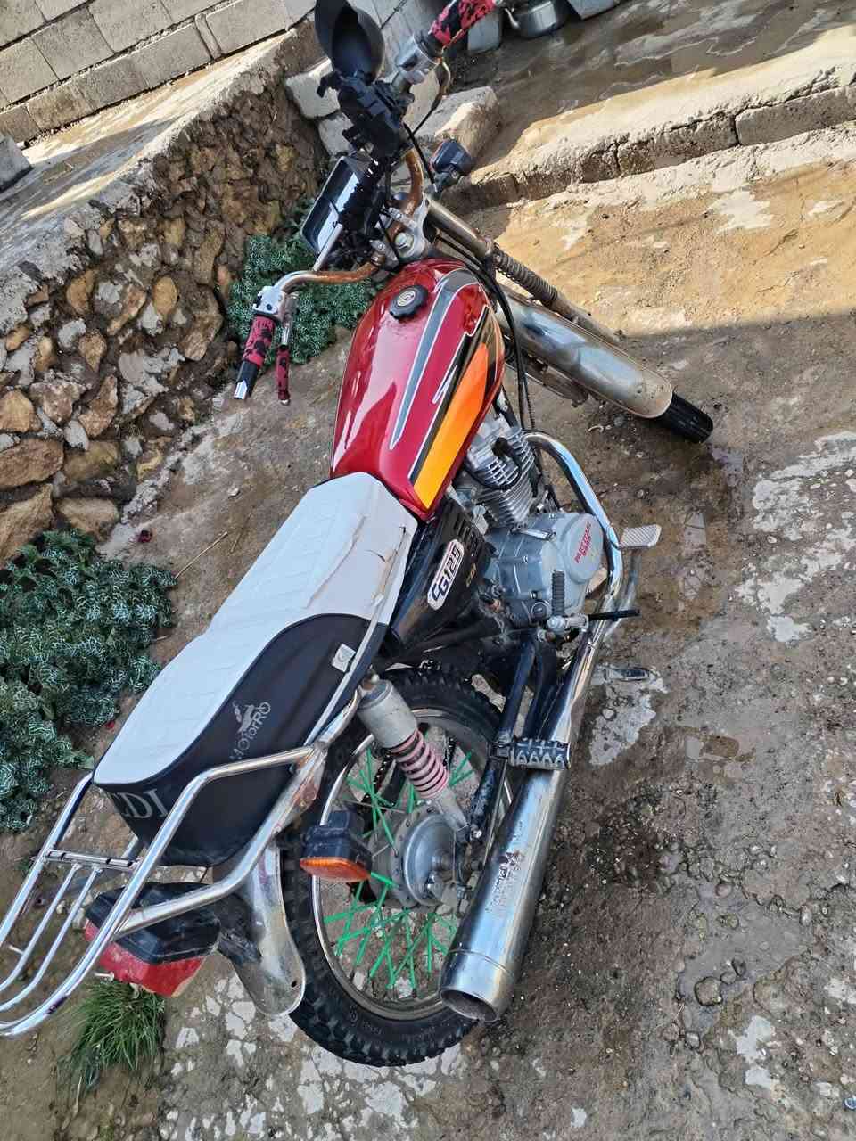 موطور برت خمس تسعت نظيف كله شقال السعر 250وبي مجال العنوان جنوب الموصل وتصل وتدلل ***********
