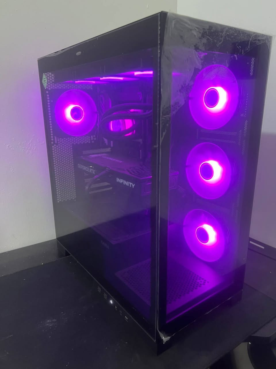 🔥 للبيع تجميعة PC احترافية – Gaming / Workstation 🔥
إذا تبحث عن جهاز قوي يشغل أحدث الألعاب ويقدم أداء ممتاز بالمونتاج، التصميم، والبرامج الثقيلة، فهذه التجميعة خيار ممتاز.
المواصفات | Specifications:
المعالج | CPU: Intel Core Ultra 7 265K
اللوحة الأم | Motherboard: Gigabyte Z890 UD
كرت الشاشة | Graphics Card (GPU): Palit GeForce RTX 5070 Infinity 3 12GB
الذاكرة | RAM: ANACONDA 32GB (2×16GB) DDR5 6000MHz CL38
التخزين | Storage: Lexar NM620 1TB M.2 NVMe SSD
الكيس | Case: SAMA Neview 4503BK Black
مزود الطاقة | Power Supply (PSU): Thermalright TR-SG850S 850W 80+ Gold
مبرد المعالج | CPU Cooler: ESGAMING CZ-360 Black Liquid Cooler (360mm)
المميزات | Features:
🎮 مناسب لأحدث الألعاب على دقة 2K و4K.
🎬 ممتاز للمونتاج، التصميم، والبث المباشر.
⚡ سرعة عالية في تشغيل النظام والبرامج.
📍 الموقع | Location: بغداد
💰 السعر | Price: (٣ مليون ) قابل للتفاوض بالمعقول
📩 للتواصل | :  ***********
