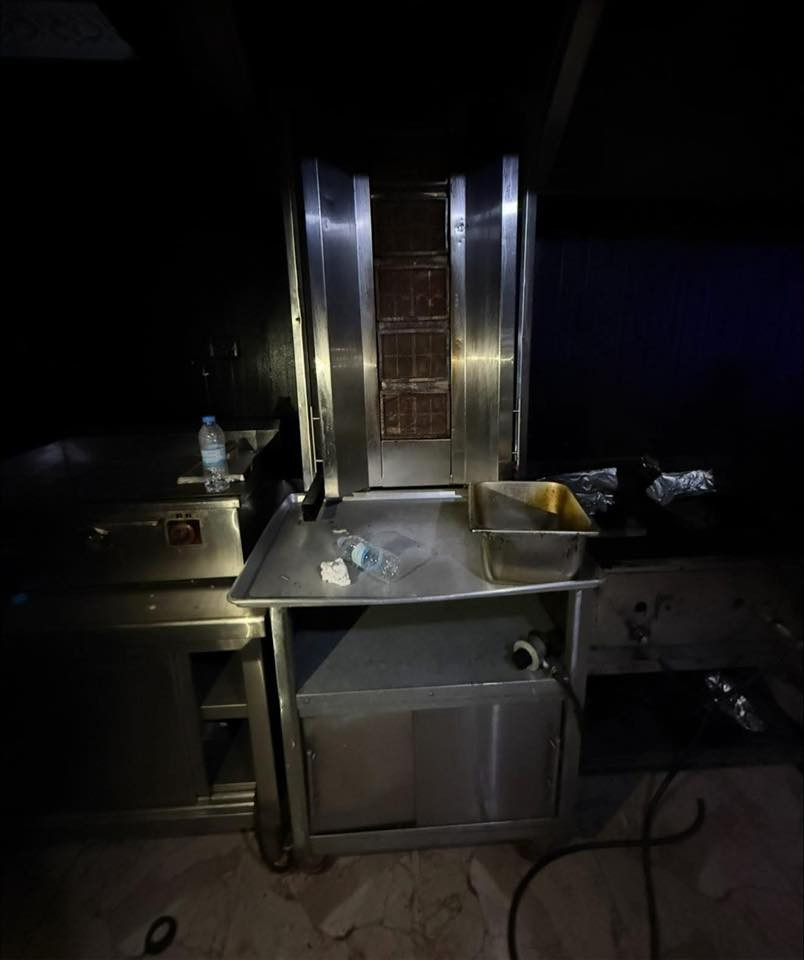 السلام عليكم غراض للبيع
-مجمدة واضحة بالصورة شغالة على الضمان سعرها 170الف

- عربانة لبلبي للبيع ثلاثة جدر طولها مترين فصال جديد شغالة 100‎%‎ سعرها 275 الف موجودة عربانتين 

-مكينة حب وشامية مستخدمة صار فترة متروكة الصحن شغال شغال 100‎%‎ بس الماطور واكف بيها ماطور ثاني على الشامية يعني الي ياخذها يحتاج يسويلها صيانة سعرها 250 الف

-كريل بركر شغال كامل سعره 220الف

-شواية كص متحركة شغالة سعرها 450 الف

-ساحبة سلستيل ثقيل قياسها بالضبط ما ماخذه بس تقريباً مترين ونص سعرها 450 الف

-ميز حديد ثقيل تقريباً قياس مترين سعره 75 الف

للتواصل *********** واتس اب او اتصال
