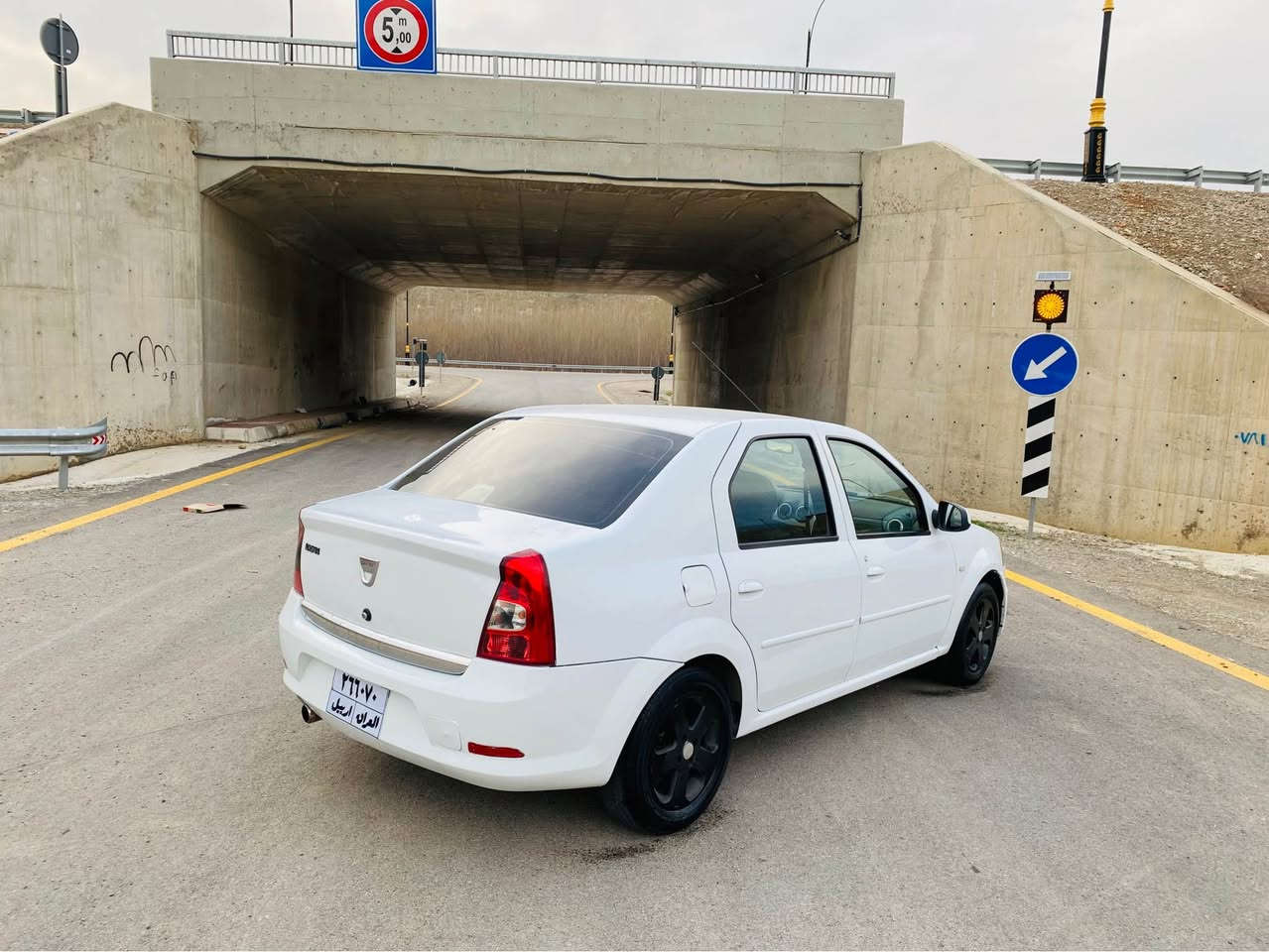 ڕینۆ داسیا ٢٠١٢ 
گێرومەكینەی هەمو جیانی بەشەرتە 
كارەبایاتی هەموی بەشەرتە
سەیارەكە هەموی لەسەربیلادیە 
ماندو نەكرایە ١ چاملخی سبوخە بی لیدران
دینار مەسروفی نیە ٤ تای لۆكی لابنە
بەنزین زۆر كەم دەخوا
س
*********** واتساپ 
سحر ٣٦ مجال أربيل, العراق
