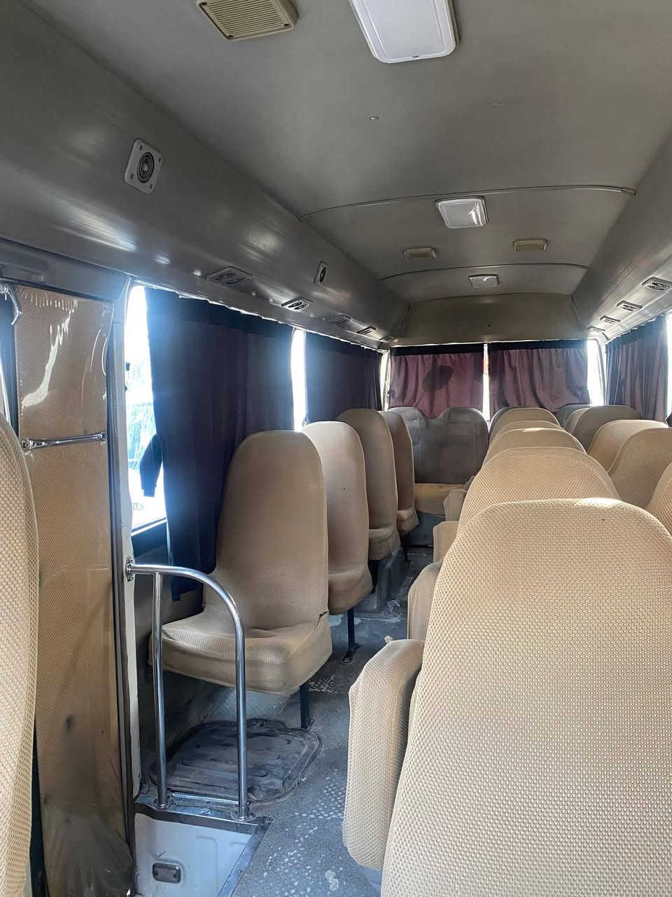 السلام عليكم كوستر 2007كاز تخم تاير جدد حداديه حلوه تبريد شغال بس الفان عطل راعيها يريد تحويل مكانها بصره
س ع 165...  ***********
