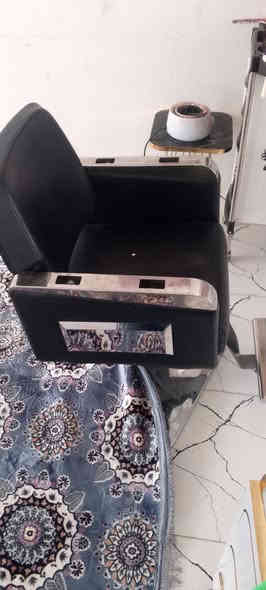 كراسي حلاقه للبيع ثنين سعر 100 قفل جديد لوك اي عيب مابي ***********
