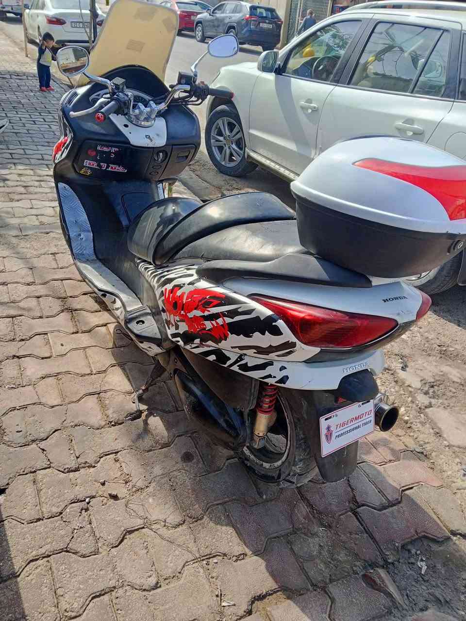 سلام وعليكم اخوان هاي 0.8خيرمن الله كامله مكمله اي نقص مابيها بس طوافه مال بانزين دراجه حلوه بس هناماكو واحد يعرف بيهن يمنه دراجه بس عله ستولي دخان قليل سعر 600وبيها مجال مكاني شهربان ***********
