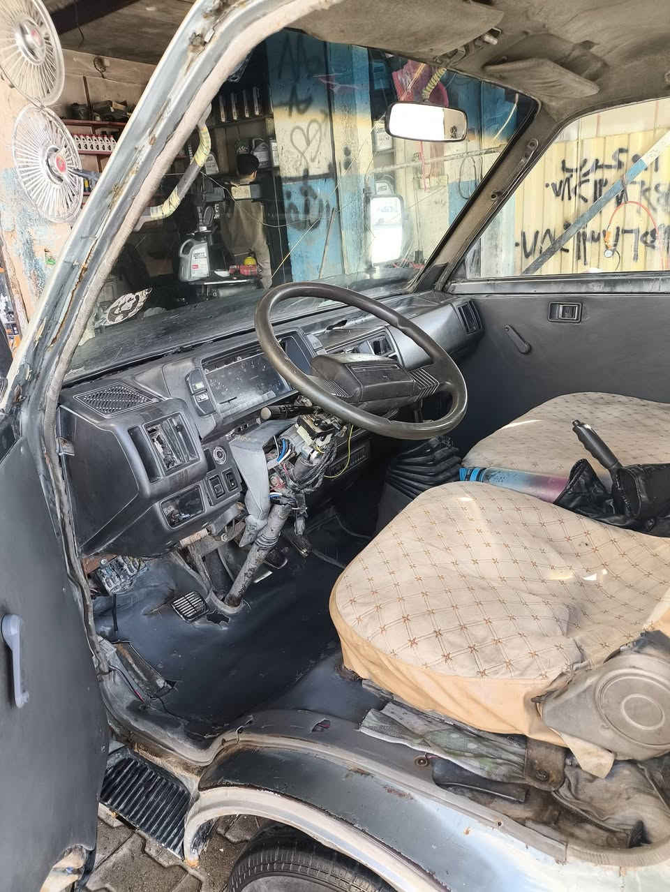 سلام عليكم كيا بستا 94 سنويته 2028  محرك كير اكسن كله مكفول حداديه صدر امامي توني شده دواخلها جديده كهربائيات كلها شغاله سعرها 40 وبيها مجال مكاني نجف رقم صاحب السيارة *********** واعذروني على الاطاله
