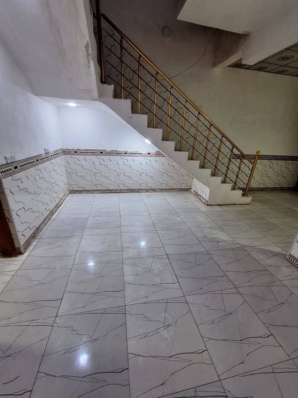 ⭕️ يوجد بيت للأيجار 
في حي الجبيريه الثالثه قرب الطاقه 125 متر
 طابقين غرفتين بناء حديث سيراميك وترتيب
 يجاره 275 ألف
 ***********
