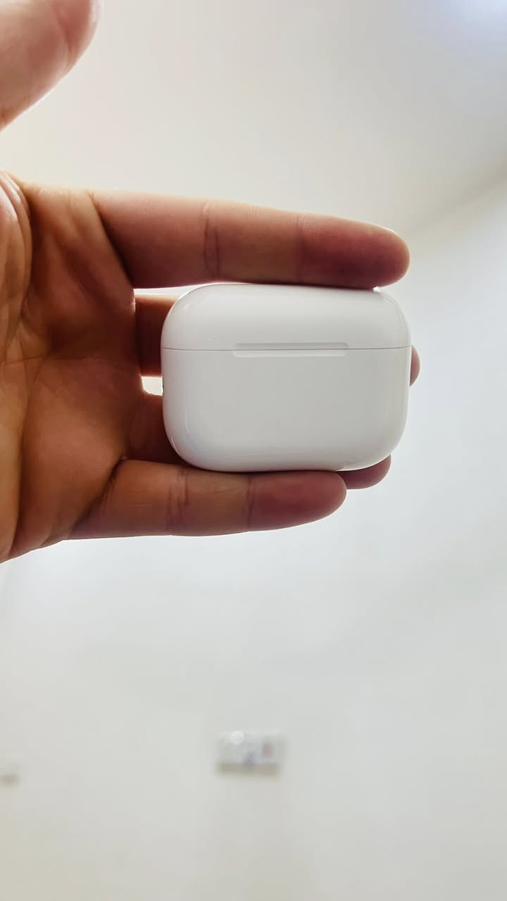 Airpods pro 3 (عزل وترجمة)
الضمان الذهبي من عالم القلعة (سنة استبدال في حال اي خلل يصير بيها ) 
نظافة 100% كاملة الملحقات وياها حافضة جلد 
استخدام فعلي اسبوع فقط 
ضمانها ينتهي نهاية السنة 
العنوان شهداء البياع *********** واتساب
