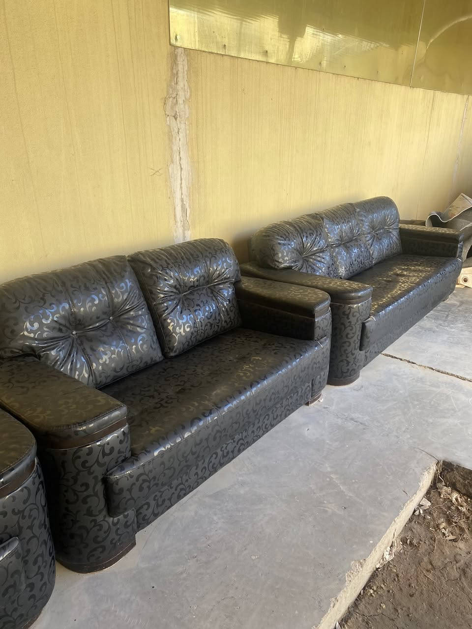 السلام عليكم اثاث جلد للبيع للاستفسار الاتصال ***********
