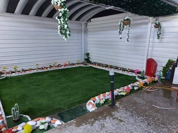 السلام عليكم ، عمل الديكورات وتصميم الحدائق
نشتغلك الحديقه من الصفر  ونخليهه واحه خضراء داخل النجف الاشرف فقط كل ماعليك تتصل *********** ... 

وعدنه عنايه تقليم الاشجار وقص الثيل وتسميد الحدائق
