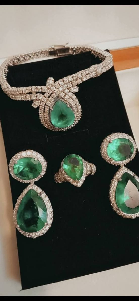 تخم عبارة عن (سوار وخاتم وتراجي )صياغة ايطالي من اندر انواع( الزمرد البنشيري )ونزولا عند رغبة النخبة من زبائننا  الكرام وحسب رغبتهم  واحتراما لخياراتهم واذواقهم الرائعة  ،،،، ( كل عام وانتم بخير ) 

   وزن الصياغة  70 غم 
   وزن الزمرد  75 قيراط 
                    
                ***********    واتساب
