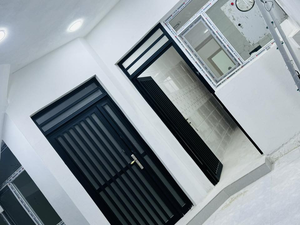 سلام عليكم بيت للايجار جديد غير مسكون تسليم مفاتيح مباشر  بناء حديث
يحتوي على مطبخ صاله +هول + غرفه نوم +صحيات +مناور + كراج.  موقعه بكرلي الأولى منطقه سكنيه هادئه جداً

الايجار ٤٠٠  لان بيت جديد 

للأستفسار والاتصال على رقم ***********
