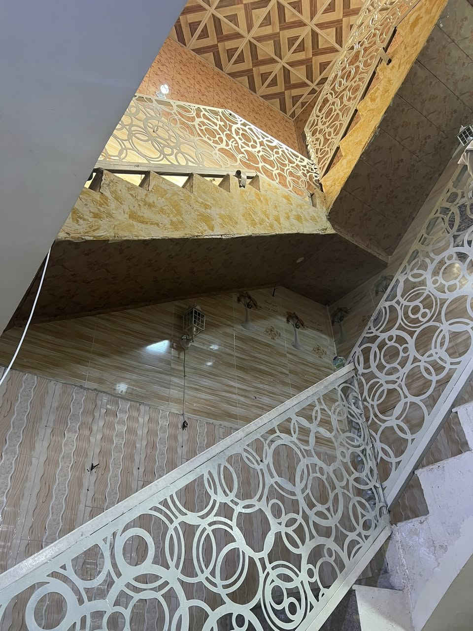 بيت طابقين للبيع مساحة 100 متر نزال 20 واجهة 5 يحتوي على ثلاثة غرف و استقبال
نوع العقار / زراعي سند 25 
العنوان / الرئاسة العبيدي- بعد شارع افران البتول قرب اسواق النخيل خدمات كامله تبليط /مجاري/ مستوصف /سوك / مسافه مشي عشر دقائق 

السعر  98 مجال. 

للاستفسار واتساب ***********
