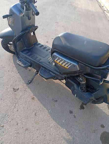 مواصفات:  اشارة يمين يسار شغال اربع اشارات بلوتوث سماعه صوت داخليه  هورن + كير تلث سرعات + لايت عالي ناصي  و البريك الامامي والخلفي دهن بريك كله بطاريات مبدل بيها يعني عمر البطاريات خمس بطاريات الله شاهد الوحدة ب 40الف مشتريها طويل ضمان 3 الى اربع سنوات + نضام حمايه للسرقه اذا دراجه واكفه بدون تشغل وتتحرك تقفل تايرات ثنينهن ما تمشي اله يجي صاحبها يشغلها و + ستان للتلفون مع شاحنات ثنين مالتها و ثانيه هديه ب قوة 32 امبير + تكدر تغسلها بالمي ما عليها شي وسرعتها ٦٠km  سعرها 500 وبيها مجال
مكاني واسط الصويرة حي الاسرى للتواصل على الرقم ***********
