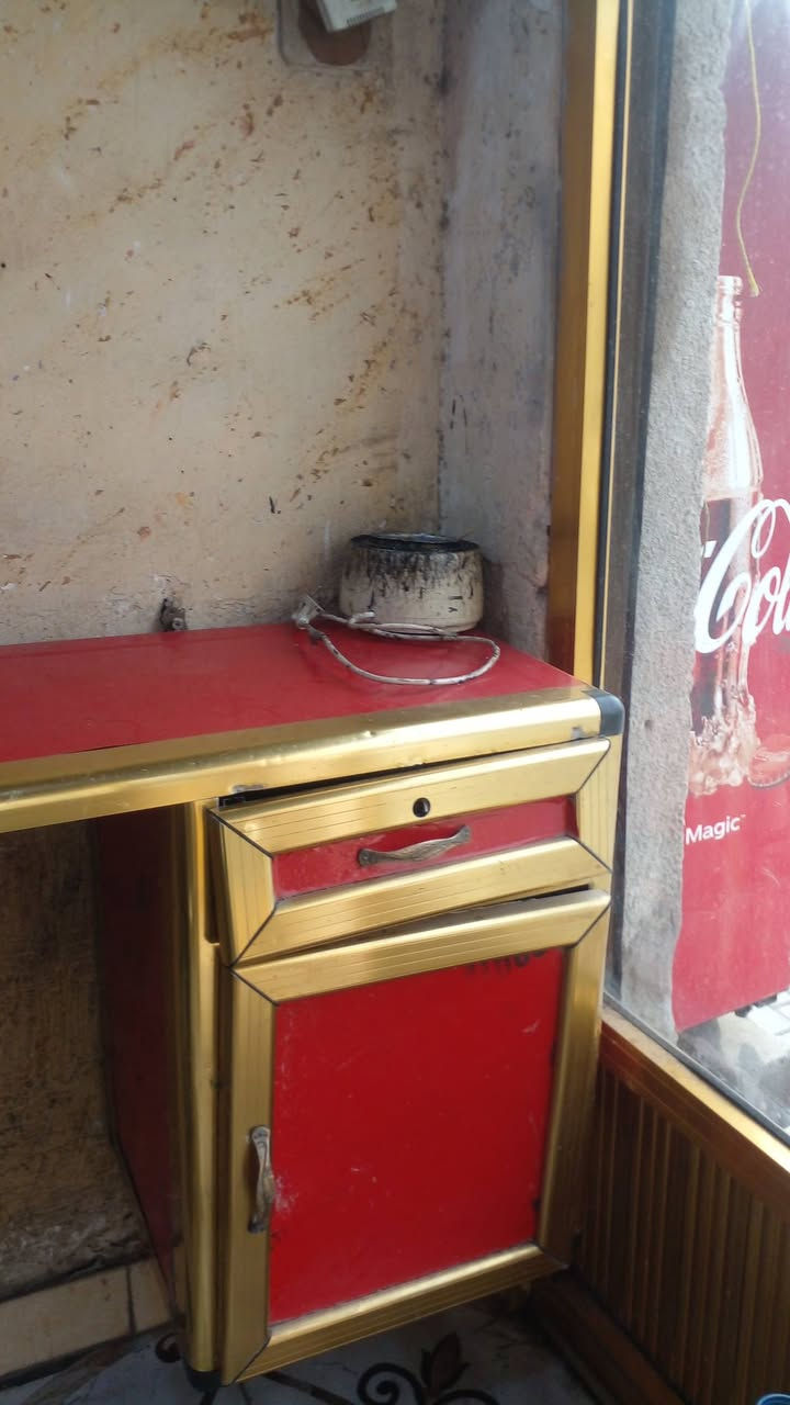 ميز حلاقة للبيع كامل مع المرايات المكان البصرة الكندي سعره 125 الرقم ***********
