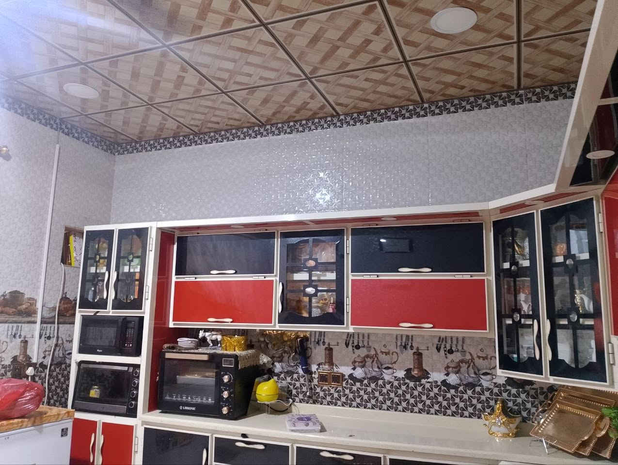 المدثرة شارع الامام علي
المساحة ٢٧٥ متر زراعي
الطابق الأول ديوانية ومطبخ حار ومطبخ بارد
وصالة وغرفتين نوم الطابق
الطابق الثاني صالة وغرفتين نوم 
السعر ٨٥ 
***********
