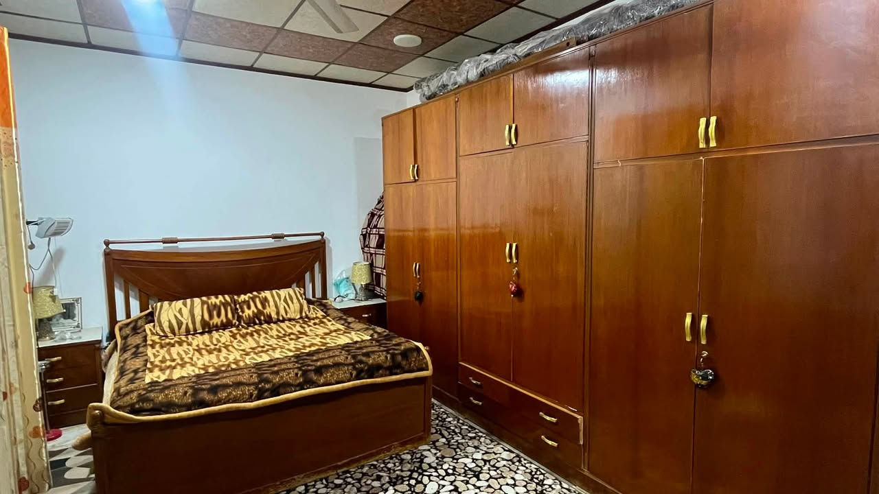 غرفه للبيع خشب عراقي ثقيل مستعمله نظيفة حيل التخت يجي ويا كلا السعر خاص مكاني موصل استفسار خاص او ع رقم ***********
