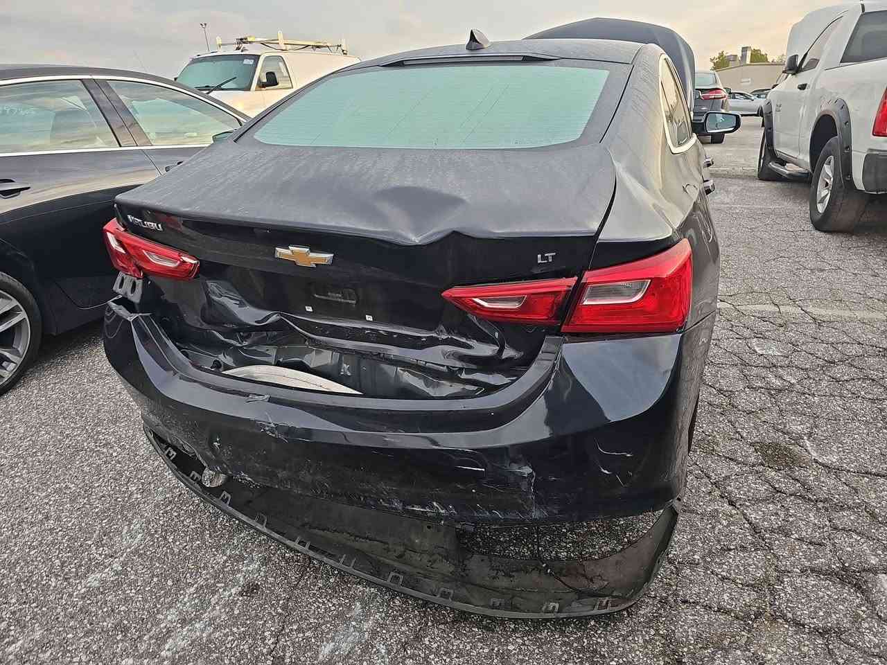 السعر // ١١٢ ورقة فقط *********** تواصل فقط عبر الهاتف رجاءاً
شوفوليت ماليبو الون كحلي وارد امريكي 
موجودة على حادثها في ديالى بعقوبة 📍
موديل / 2023 
مواصفات LT
