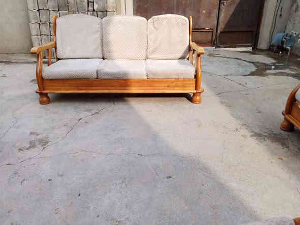 سلام عليكم تخم  كراسي خشب عدد اربعه  نضيفات  للبيع الشراي يتصل او يتفضل خاص عنوان كركوك حي العسكري ***********
