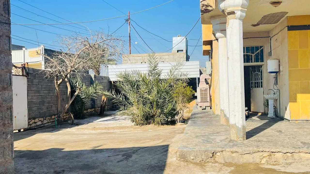 السلام عليكم
بسبب الوعود الكاذبة 

بيت كامل مع (مشتملات عدد 2) 👈 بناء حديث .#للبيــع 
المســـاحة : 1,020 متر 

#البيت_الاول_يشمل :

غرف_عدد_2 .
ديوانية الطول 8 مترات .
هول .
صاله استقبال . 8 مترات
صحيات خارجية وداخلية 
مطبخ .
محلات عدد 2

#اما_المشتمل_الاول : بناء حديث
غرف عدد 1
هول استقبال
مطبخ
صحيات 

#المشتمل_الثاني :
غرف_عدد_1
استقبال 
مطبخ بارد وحار 
صحيات . 

للاستفسار / ***********

العنوان : #الشراع_قرب_عيادة_الدكتور_لطيف و #مدرسة_جنة_المأوى_الابتدائية .
