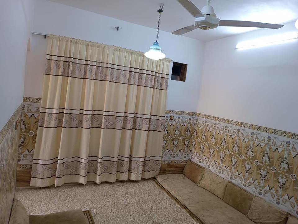 السلام عليكم 
دار للبيع … ملك صرف باسمي 
المساحة ١٠٠ متر مربع ١٠*١٠ ركن 
هول استقبال غرفة نوم منور صحيات داخل خارج 
بيتونة واسعة على كبر الهول درايج صحن 
البيت بناء حديث مقابل حديقة خدمات كاملة 
الجانب الايمن منطقة الهرمات الخامسة بالبداية 
راس الفرع الشارع العام تلعفر سنجار 
للاستفسار اكثر اتصل (( *********** )) واتساب
