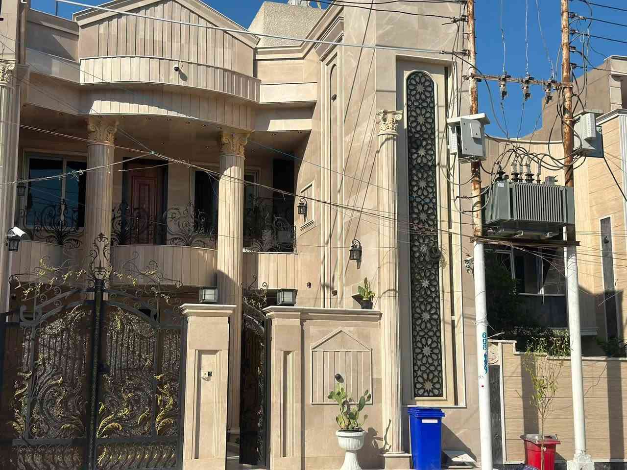 اللهم صل على محمد وال محمد للبيع بيت مساحة 240 م الواجهة 8 م النزال 30 المكان البنوك الشارع الي مقابل مستشفى البنوك الاهلي البناء 2026 الواجهة بالكامل مرمر طبيعي وبناء 3 طوابق مجموع غرف النوم 8 غرف للاستفسار الاتصال ***********
