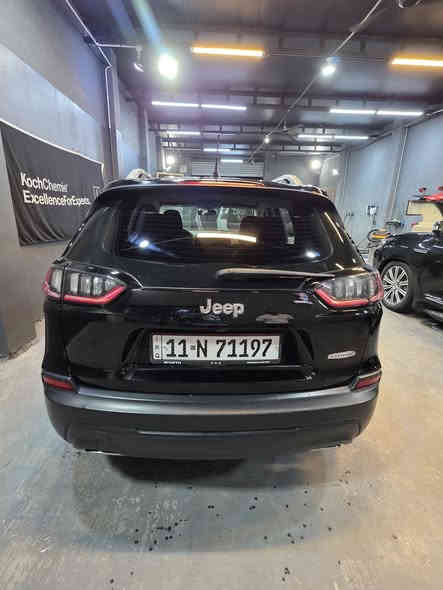 جيب بزون لاتيديود موديل ٢٠١٩
حادثها امامي بس البنيد معمر و مصبوغ الباقي ما مصبوغ 
تبريد قطعتين 
٦ سلندر
تركيب عدسات لايت زنون لان الاصلي ناصي
تبريدها ثلج 
السيارة نظيفة وبيها تراي وين ما تريد
رقم انكليزي جديد بأسمي وهزة جديدة
بيها رصعات بمكانات محددة 
***********
150$ 
وبيها مجال للشراي
سبب البيع اريد سيارة ٧ راكب لان العائلة كبرت
