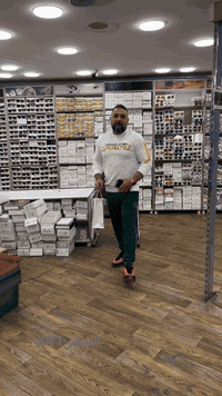 قسم المبيعات 
*********** 
توصيل لكافة محافظات العراق 5 الف 
العنوان شارع الرشيد ركن غرفه تجاره بغداد الغيث متجر الهدايا الفخمه
