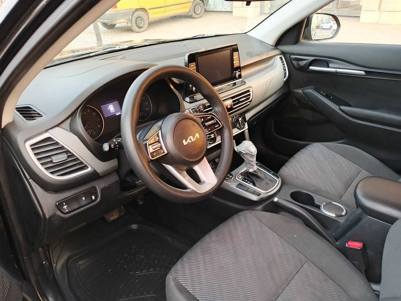 السلام عليكم للبيع كيا سليتوس موديل 2021 وارد امريكي حادثها جاملغات خلفيه او صندوك او دعاميه اماميه او بدنه امامي ايرباك بس ستيرن ماشيه 26 ميل محرك 2000 دوش رقم بغداد بسمي السعر  130  او بيها مجال مكان السياره بغداد كراده شارع الصناعه رقمي.     ***********
