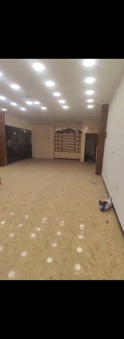 مجمع جاهز فقط الاجار بشارع الجمعيه جاهز اناره مع ديكور طابق اول واجهه على شارع للجمعيه واجهه ١٥ نزال ٧ونص 
يرهم مجمع بدلات او مجمع ملابس او مجمع منزليه او اي مشروع اخر مع توفر جميع الخدمات حراسه تنظيف ومصعد شغال على مدار اليوم *********** اداره المجمع
