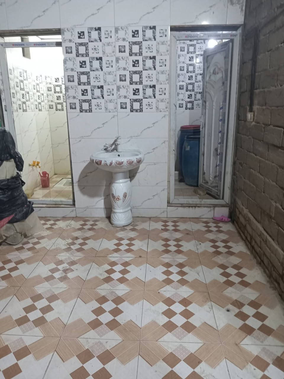 للبيع بيت ١٥٠ متر زراعي عنوان الدجين نهايه شارع احجي كشكول غرف عدد ٢ صاله مطبخ وستقبال بعدها بدون لبخ وكهرباء باقي البيت كامل عالي عن الشارع السعر ٢٢بي مجال ستفسار واتساب***********

