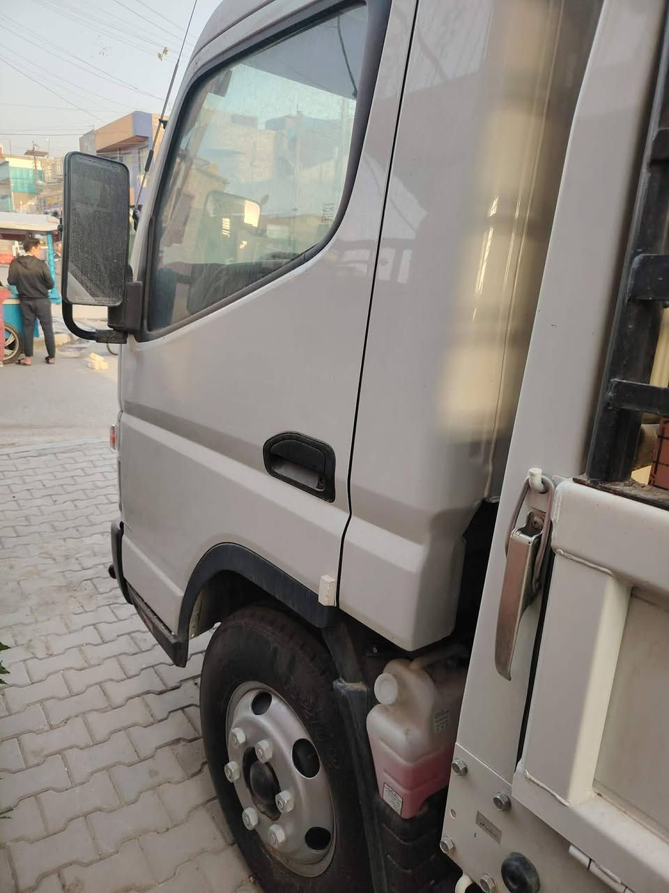 سلام عليكم 
كنتر موديل  ٢٥  طول ٥ متر
ماشيه ٥ الف مرقمه وكامله
دوشمه جنلات بدي مغلف
 بلاويد محجر سقيفه سنويه وهزه جديد
بغداد زعفرانيه او جسر ديالئ القديم
***********
