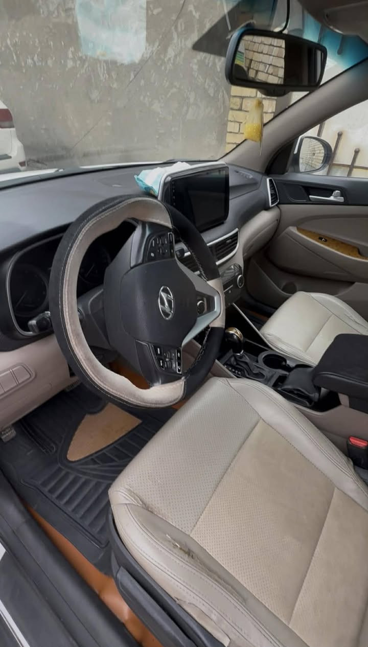 السلام عليكم
إخوان توسان للبيع موديل 2019 وارد خليجي بيهه مكانات صبغ بدون سمكرة

المواصفات:
السيارة بانوراما 
تحكم ستيرن جهتين 
اشاير بالمري 
مرايات شفط 
كشنات جلد 
حساسات وكامرة خلفيه 
مواصفات الخليجي معروفة 
السعر 173 وبيهه مجال قليل حگ الجيه 
رقم السيارة ديالى، مكاني بغداد الرصافة  
هـ:***********
