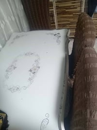 ميز طعام • ٤ كراسي • فيه مجال