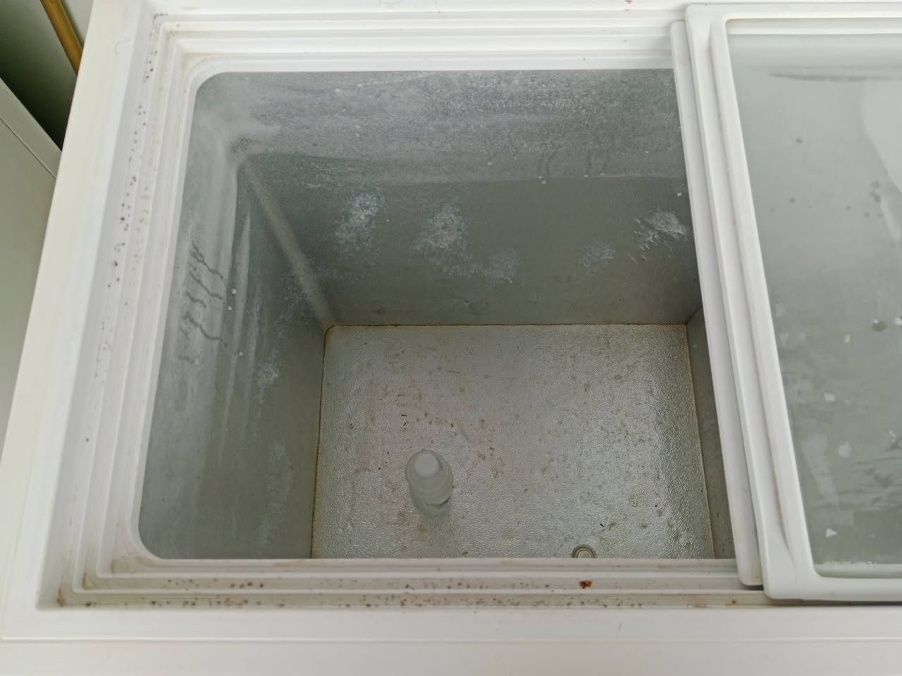 السلام عليكم مجمدة الحافظ 10 قدم للبيع شغاله 150 الف حله شارع 80 قرب ميزانيه وبلنص  ***********
