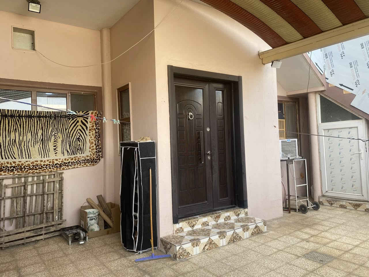 دار للبيع

موقع: واحد اذار قرب فلكه اولا شارع عريض 20 متر 

مساحه : 100م+فضله 60م واجهه دار 8م

بي وارد شهري 550 الف

____________________

للاستفسار اتصال ع رقم 

***********
