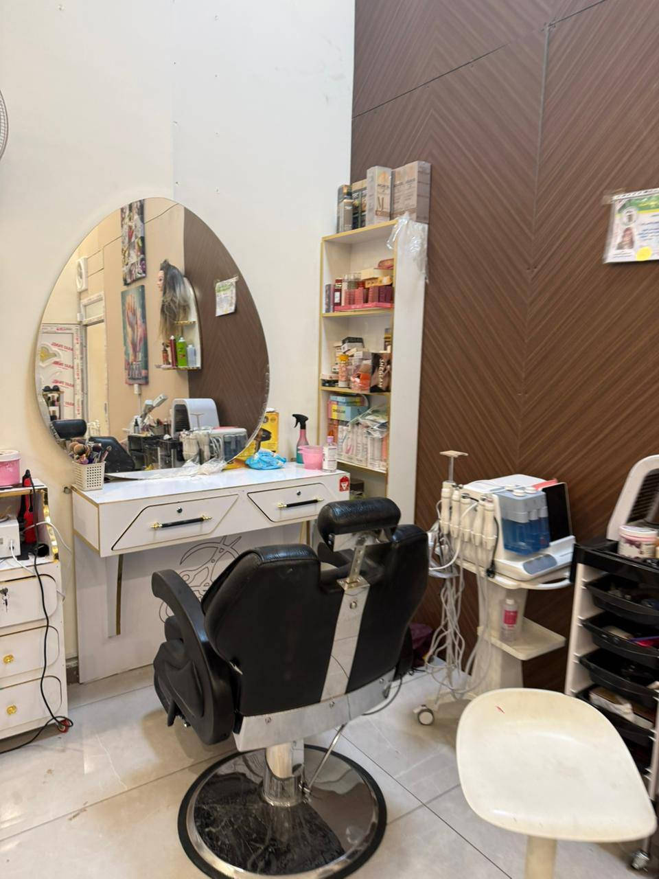 اغراض صالون متكامل من اجهزة ومواد تجميل بسعر مناسب بيع مستعجل ***********
