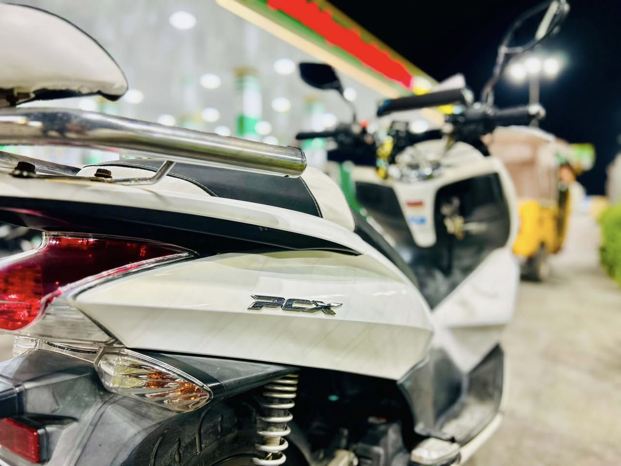 مكلف بالنشر
دراجه للبيع pcx جيل اول ياباني 
نظيفه وجاهزه من كلشي 
كهربائيات كلها شغاله 
دبل اشاره اضافية - تدفئة يدات 
حساس ازدحام - ستان حساس 
ماناقصها شي 
سعرها 1750 وبيها مجال 
للتواصل ***********
