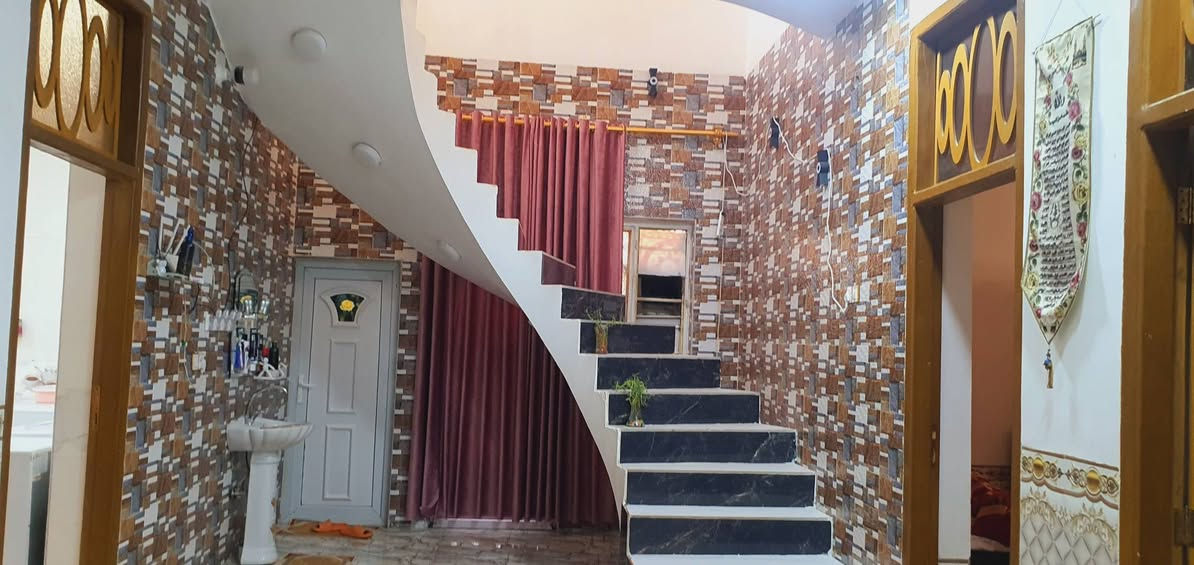 البيت البيع شارع المعاره قرب محمد كامل بيعد عني الشارع العام 40 متر مساحة البيت 217 البيت مكون من عرفتين  وحده من الغرف سويت وصاله وستقبال وصحيات دخليه واخارجيه مطبخ حار بارد ومطبخ سطح شتاكر البيت جاهز الستفسار مراسله علئ واتساب او تصل بل رقم ***********
