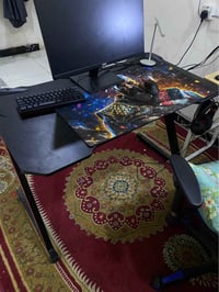 ميز كمبيوتر • نظيف • حامل سماعات
