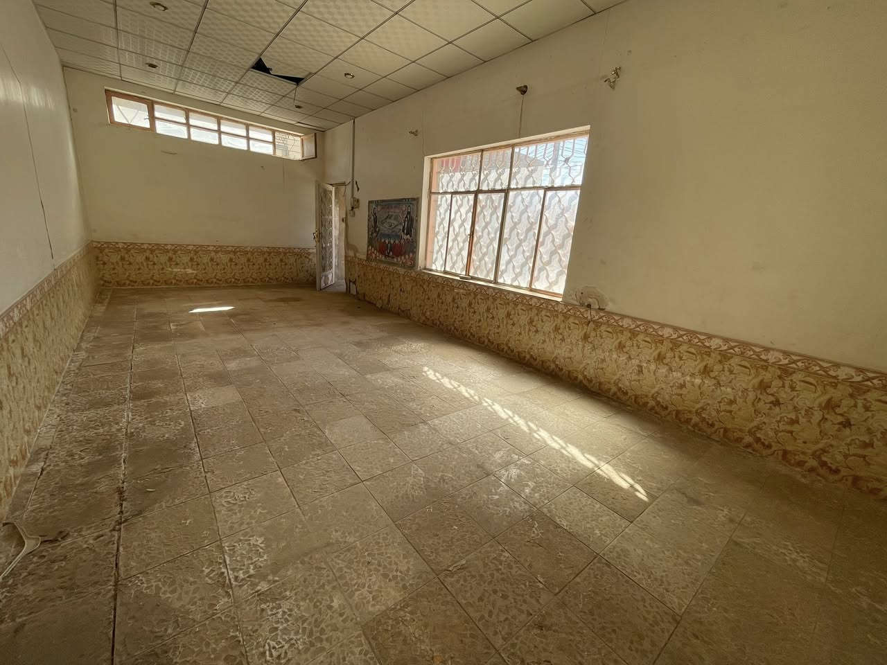 السلام عليكم... من بعد اذن الادمن المحترم…
عقار للبيع أو للرهان  مساحة البيت 260 متر ركن.
حي ميسان منطقة ال22.
الدار يتكون من 3 غرف ومطبخ وصاله وبراني.
وصحيات داخليه وخارجيه وساحة بيت كبيره.
البيت يحتاج ترتيب.
للاستفسار اكثر ***********.
