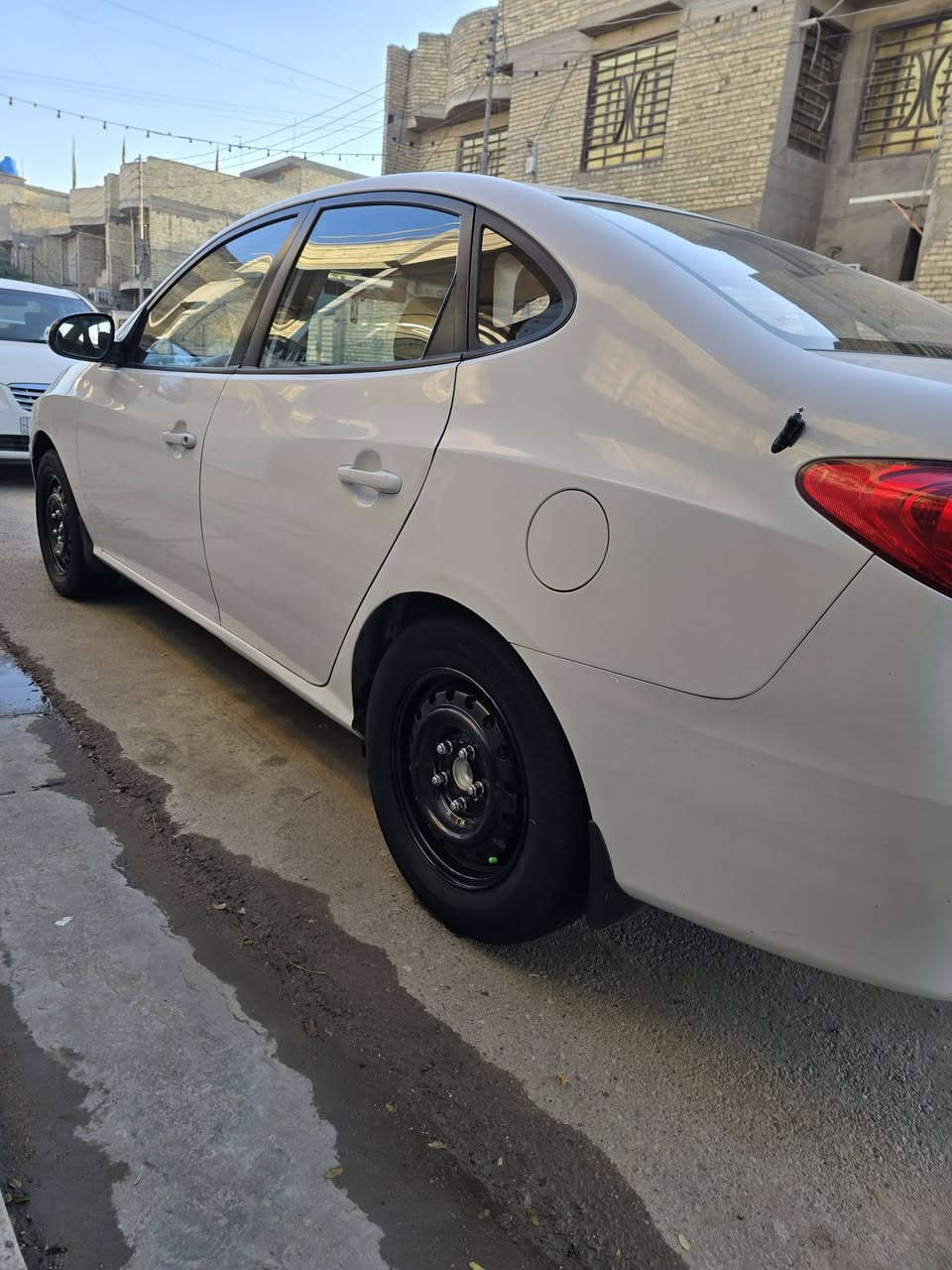 السلام عليكم النتره 2011 شركه العامه بيها قطعتين صبغ بدون دواخل  سياره نضيفه احله من الصور تخم تاير جديد تدفه وتبريد ثلج مكينه 1600 لا نقيص ولا تبخير كير ومكينه مكفولات رقم بغداد بسمي السعر (119) بيها مجال للستفسار ***********
