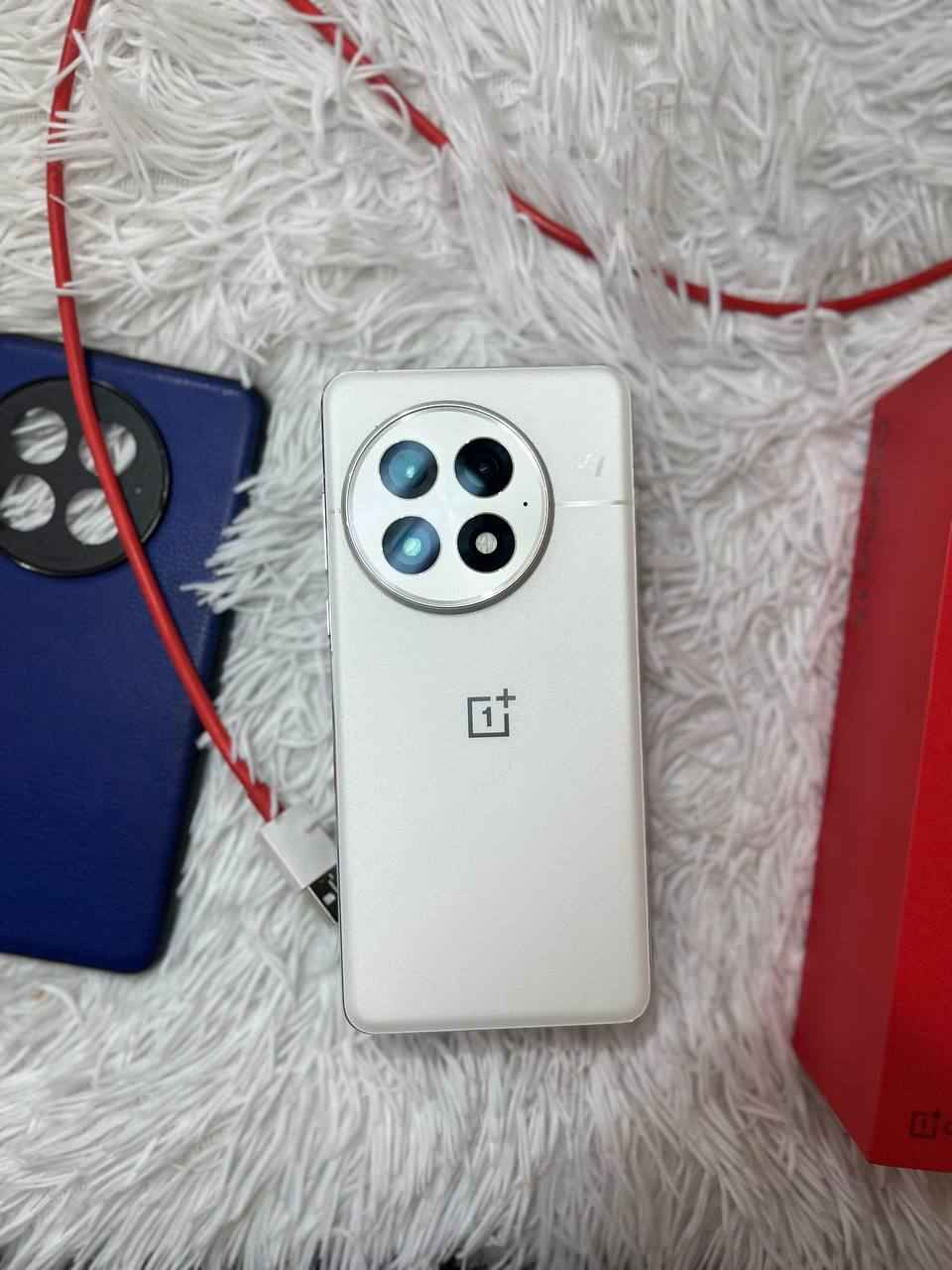 السلام عليكم
شبابنة الغالين
للبيع one plus 13 
النسخة العالمية لون الابيض 
ذاكرة 512/16 دبل سيمكارت +esim
نظافة100/100
🔋 بطارية 100 
كامل ملحقات (السعر 850 قفل قفل سعر ثابت) مكاني بغداد منطقة الامين واتواجد مشتل
للتواصل خاص او الاتصال *********** بغداد, العراق
