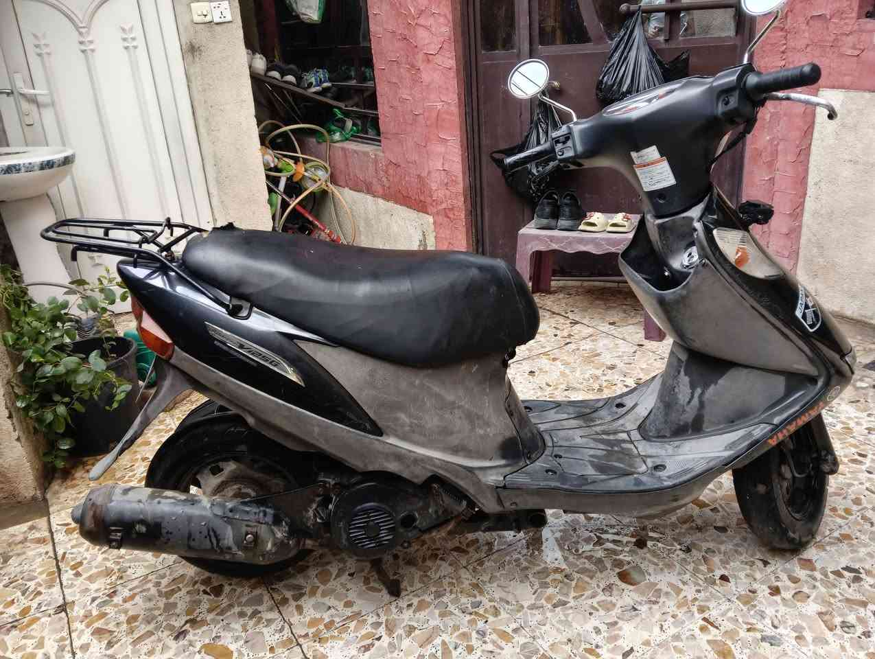 السلام عليكم 
ادرس ياباني سرعة 120
 نظيفة كلش 
نگرة سلف 
كهربائياتها كلها شغالة لايتات اشاير سلف 
اوراق بيها 
ستاند كهربائي
جهاز حماية 
قفل ستيرن 
شلعة ومعدل تخبل 
للبيع بلااااش بـ300 وبيها مجال للشراي 

***********
