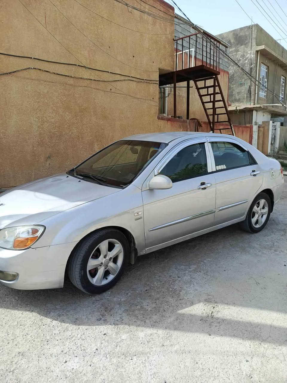 سيراتو شكل سبكترا ٢٠٠٧ 
محرك ١٦٠٠ خليجي ضررها جاملغ خلفي عكس السايق بدون دواخل فقط سيارة  محرك وكير  مكفولات
تبريد بارد خير من الله 
- قاعدة فيوزات جديدة وياها كتفات وفيوزات احتياط
- عبوة فيتبم جديدة والقديمة موجودة وياهم ٣ فيتبم شغالات وواحد من عدهم اصلي
- زوج تاير امامي جديد
سيارة مصروف عليها هواي والسيارة باسمي يعني تحويل ثاني يوم ورقمها الجديد يعني ميحتاج تتعب وماكو اي غرامة
السعر ٧٠
*********** واتساب
