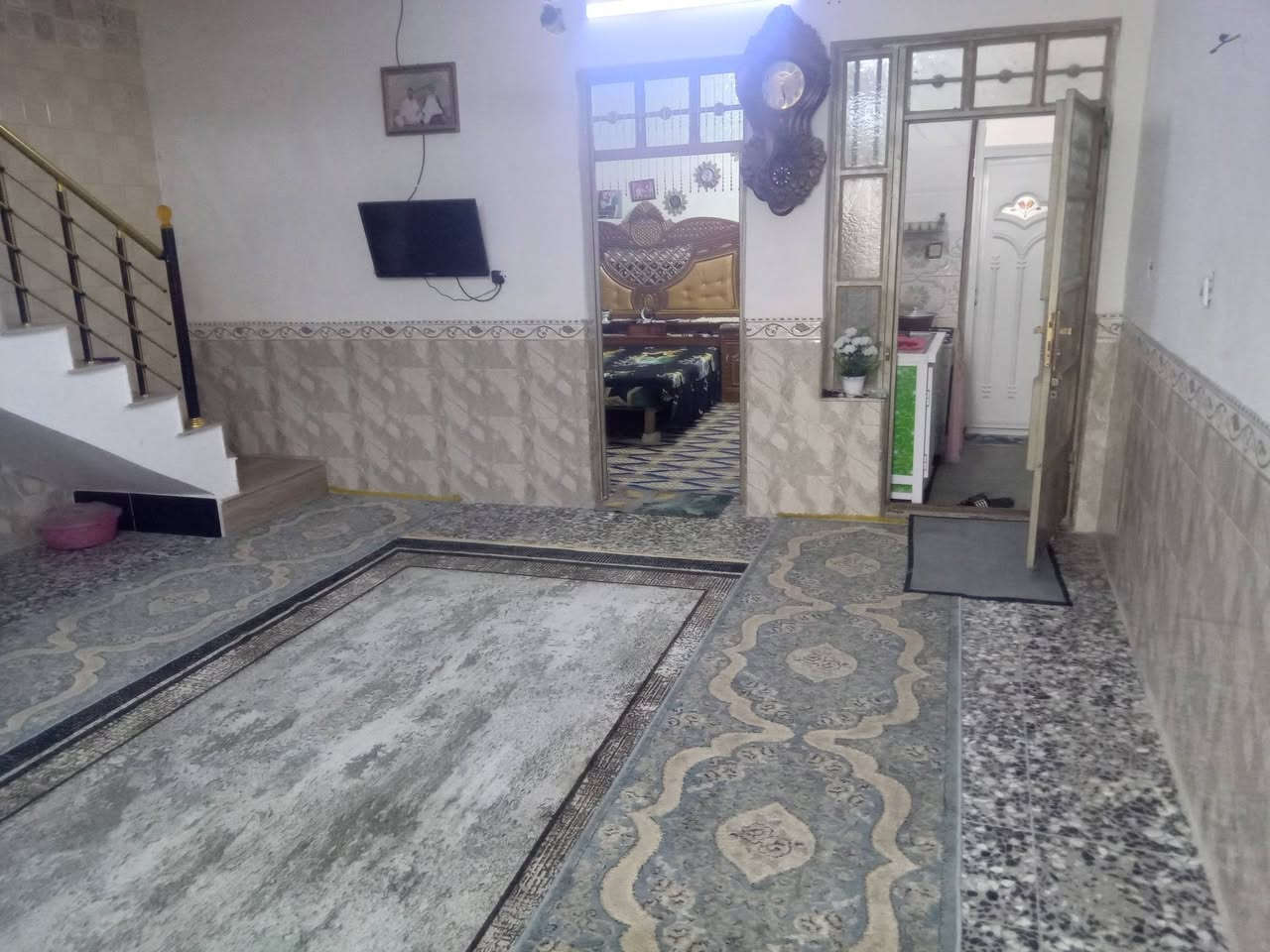 بيت 100 مربع لواجهه سته وربع نزال 16 للبيع خدمات ماءوكهربا ومجاري بغداد بحي دجلة خلف  لمعارظ اتصال *********** بي واساب ول سعر خمسين وبي مجال بسيط
