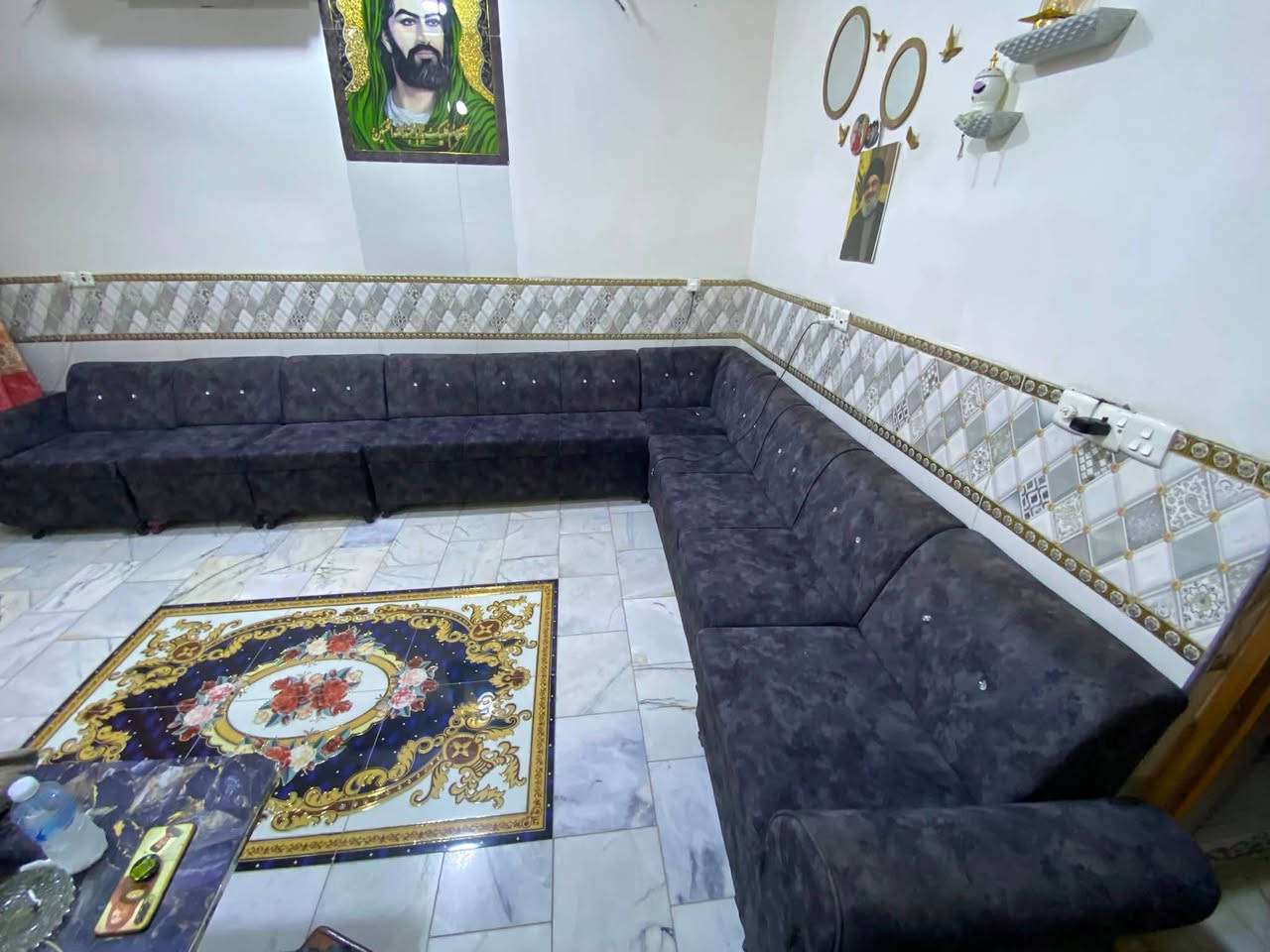 سلام عليكم للبيع ديوان 11مقعد خشب عراقي 2 في 4 سعر 200 وبي مجال العنوان الامين سكينه الرقم ***********
