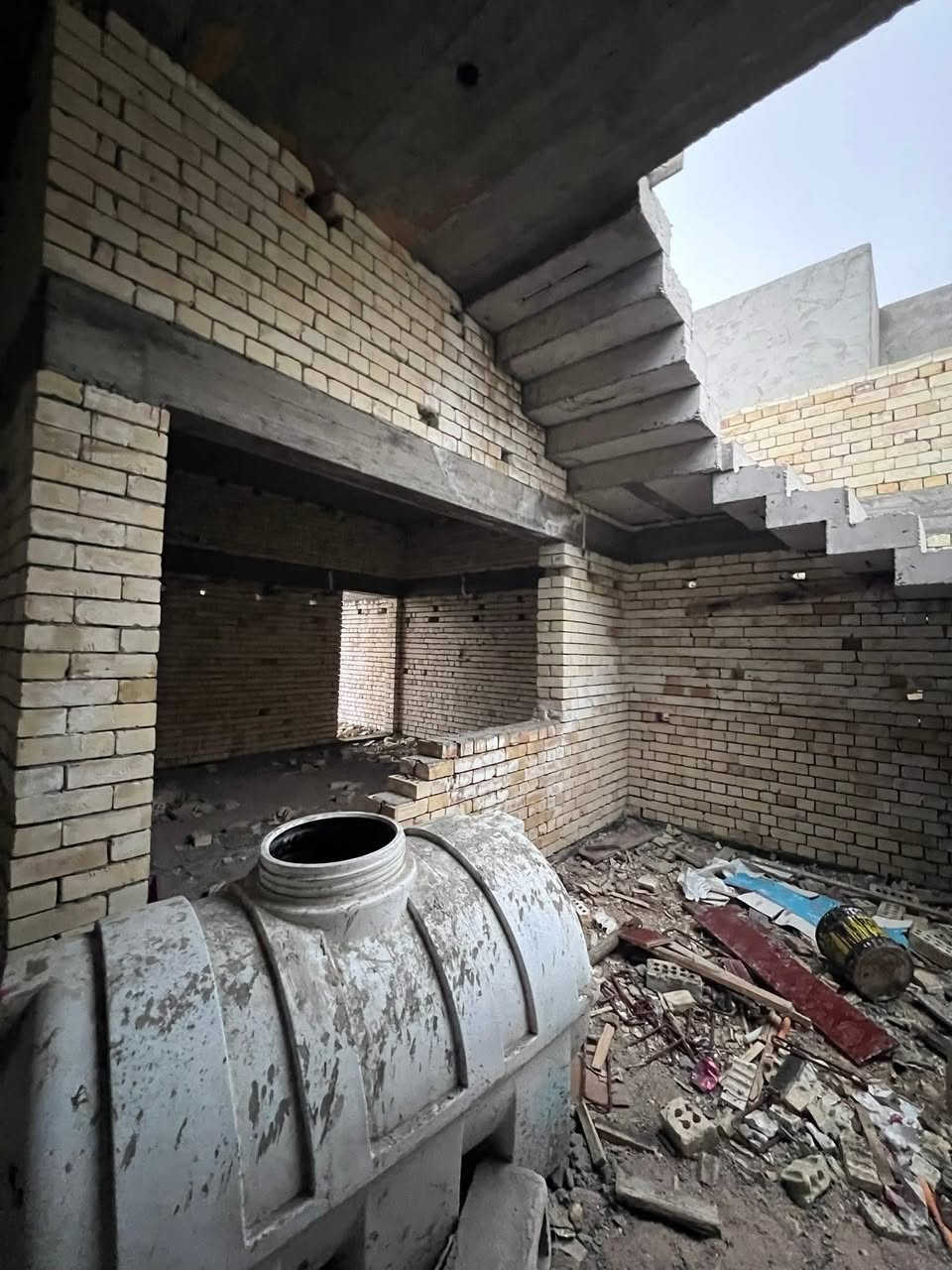 أعلان / هذا البيت للبيع 🏠

طابو ملك صرف #عرصة تحويل مباشر

#العنوان :: إبي الخصيب - طلاع الحمزة - حي الشهداء 

#للأستفسار :: ***********

…………..

#مساحة_الكلية 300م — #مساحة_البناء 220م

…………

#نوع_البناء :: طابوك أصفر #جمهوري

أساس رباط ارضي سمك 80م

رباط فوق الشبابيك والبيبان 

السطح كونكريت / علماً #الصب_مركزي

الخارطة والبناء بأشراف هندسي متميز .

…………

#يحتوي :: كراج واسع مع مكان للحديقة

مكان جزامة - مكان منظومة غاز - مكان ماء اساله

للبيت #مدخلين . مدخل الأول كلدور مدخل ثاني مطبخ

………..

كلدور أستقبال صحيات خارجية مطبخ حار +بارد

مناور عدد 3 . مكان خاص للحديقة الداخلية نظام شلال

صالة واسعة جداً . #علماً غرف البيت معزولة عن الصالة

موزع غرف . غرفتين منام . صحيات داخلية درج دائري.

…………

#الخدمات :: ماء كهرباء مجاري تبليط شارع 15م انارة

#ثاني_بيت_عن_الركن ( 20م عن شارع 30 )

…………

مدارس مؤسسات حكومية منطقة سكنية 

…………

#السعر_المطلوب :: 133 مليون قابل للتفاوض .

…………

#للأستفسار :: ***********
