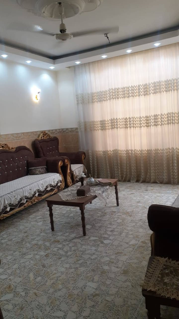 سلام عليكم بيت لبيع المدان خلف الامام منطقة الدور مساحه 150ملك طابوصرف طابقين الطابق الاول اسقبال مطبخ حولي داخلي وغرفة نوم وصحيات داخليه وخاريه والطابق الثاني 3غرف نوم وحولي وصحيات يصلح يصيردارين والسعر على الخاص ويوجد وتساب ***********♕***********
