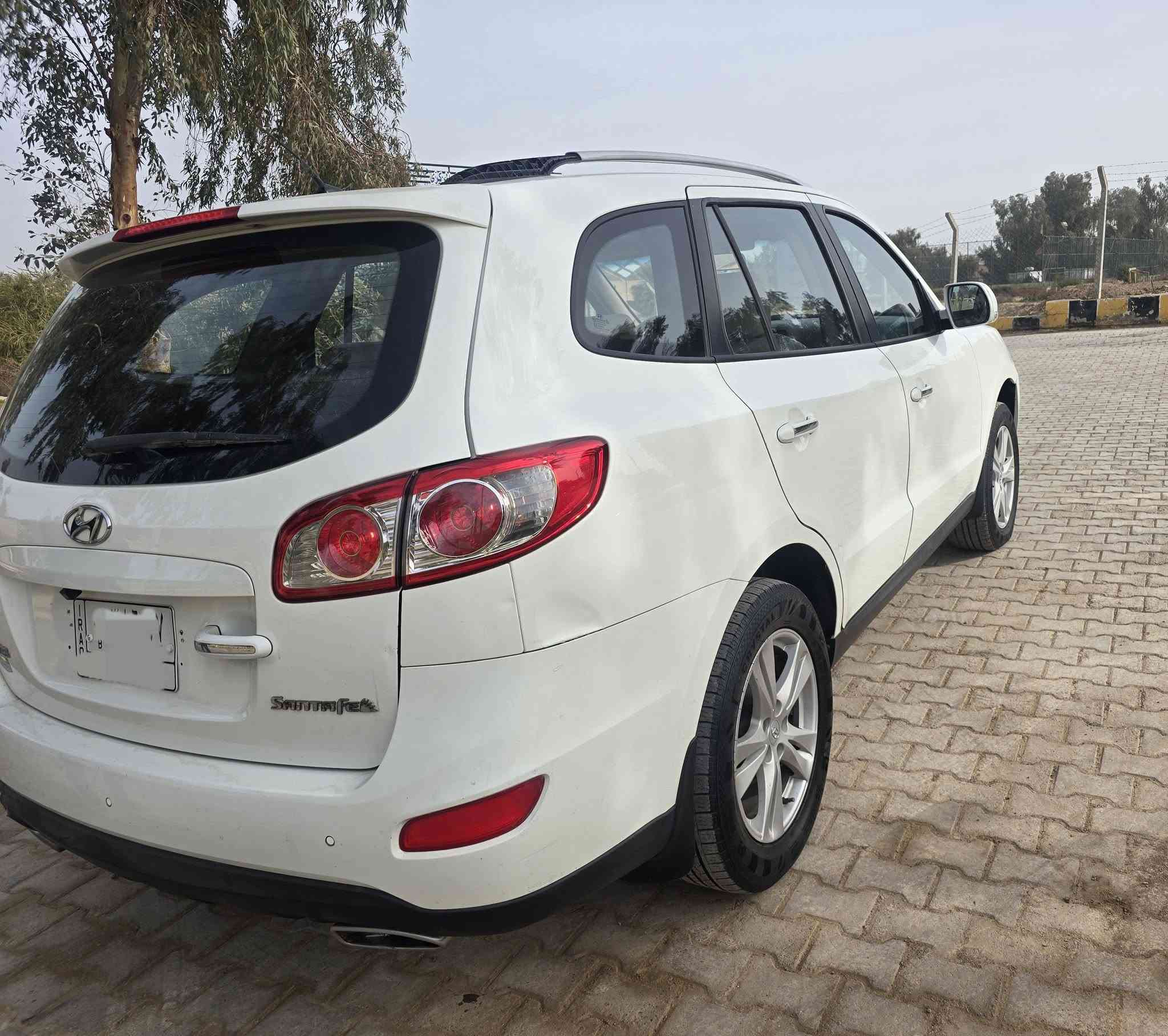 السلام عليكم
للبيع فقط
هوانداي  سنتافي ٢٠١١ رقم بغداد شرط التحويل 
صبغ جاملغ امامي 
٤ سلندر ٢٤٠٠ المحرك مامفتوح مابي صوت مابي صرف عالقول
الكير مامفتوح و عالقول 
سبعة راكب ثلاث قطع تبريد 
سلايدروف 
اشاير بالمري 
داخلة حمام وبوليش ونظافة فول 
السونار مرفق مع المنشور
العنوان ديالى بعقوبة 
السعر ١٤٠ وبيها مجال بسيط 
***********
